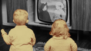 Lapset katselevat televisiota.