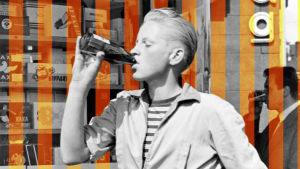 Ung kille dricker limonad.