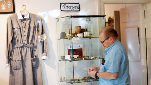 Jörgen Wiberg har samlat på sig så mycket föremål att han numera har en egen liten avdelning på hembygdsmuseet i Bromarv En man står och håller i ett föremål från en monter med saker som finns utställda på ett museum. Ovanför montern står det "Wibbes hörna".