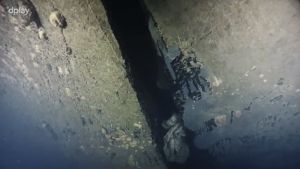 Dokumentärfilmarna visar upp ett hål i skrovet, men slår inte fast hur det kan ha uppstått. Hål i Estonias skrov på video som spelats in med hjälp av en undervattensrobot.