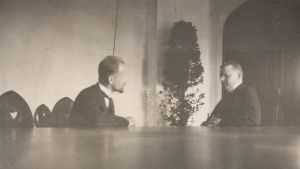 Suomen ja Neuvosto-Venäjän valtuuskuntien puheenjohtajat kohtaavat toisensa ensi kerran "Seltsin" pyöreän pöydän ääressä. Vasemmalla Berzin, oikealla Paasikivi.