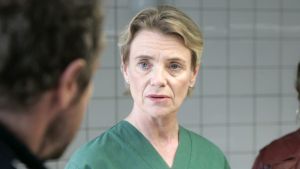 Stina Ekblad som obducenten Karin Linder i kriminalserien om Kurt Wallander. Skådespelaren Stina Ekblad som obducenten Karin Linder i en film om kriminalaren Kurt Wallander.