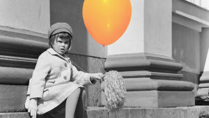 Pikkutyttö istuu vapunpäivänä ilmapallo ja vappuviuhka kädessään Tuomiokirkon portailla..