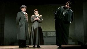 Som det ser ut nu, borde ändå föreställningarna av Sherlock Holmes kunna spelas som normalt då coronarestriktionerna lättar. På scenen övar Jerry Wahlforss, Amanda Nyman och Daniela Franzell.