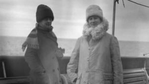 Sjuksystrarna Ruth Munck och Marta Öhquist ombord på S/S Arcturus i februari 1918.