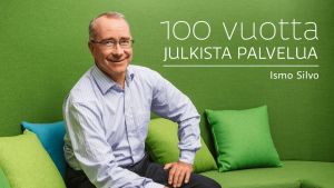 Ylen julkisen palvelun johtaja Ismo Silvo istuu vihreällä sohvalla. Kuvassa teksti 100 vuotta julkista palvelua.