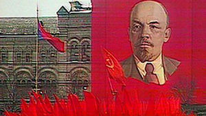 Leninin kuva vallankumouksen vuosiparaatiss.