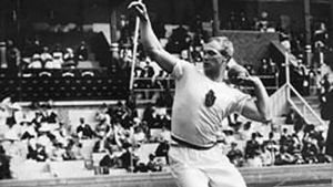 Elmer Niklander työntää kuulaa Tukholman olympialaisissa 1912.