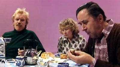 Pontsan perhe istuu kahvipöydässä, näyttelijät vas. Kari Heiskanen, Eeva Litmanen, Esko Hukkanen.