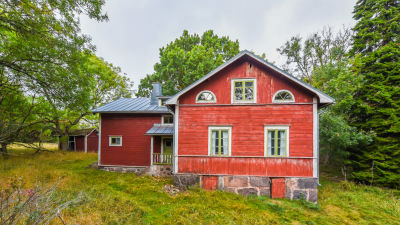 Ett rött hus i trä på Tovö i Ekenäs skärgård.