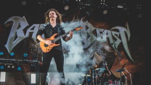 Joona Björkroth är gitarrist i Battle Beast och Brymir. Joona Björkroth från bandet Battle Beast.