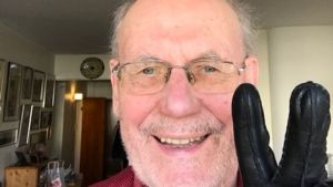Per-Erik Lönnfors första selfie. Per-Erik Lönnfors i sitt hem i Munksnäs. Handsken har han på sig på grund av Covid-19, Coronaepidemin. 2020. Detta är hans första selfie.