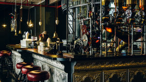 Interiör från ett steampunkkafé i Kapstaden. Bardisken i Truth Café i Kapstaden