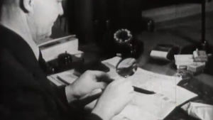 Työntekijä pöytänsä ääressä Rikostutkimuskeskuksessa (1947)