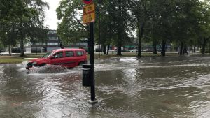 Översvämning på grund av kraftigt regn i Raumo. En bil kör genom cirka 30 centimeter djupt vatten i centrum av Raumo.
