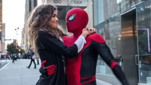 Spider-Man Homecoming och uppföljaren Far from home var båda stora publiksuccéer, och producenten Kevin Feige anses stå bakom den mera lättsamma inriktningen bakom den här versionen av Spindelmannen MJ (Zendaya) kramar om Spider-Man (Tom Holland).