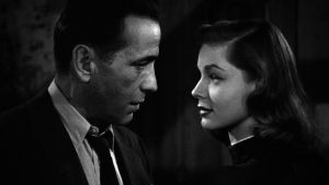 Philip Marlowe (Humphrey Bogart) ja Vivian Rutledge (Lauren Bacall) elokuvassa Syvä uni