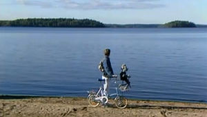 Ransu ja Pekka polkupyörällä rannalla