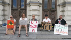 På senare tid har man ändå kunnat genomföra mindre demonstrationer. Marika Vaasvainio, Tuomo Kondie, Oscar Lind, Sakari Kestinen, Kimmo Laine protesterade i Tammerfors i juni. Unga klimataktivister sitter på en trappa med skyltar.