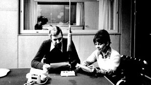 Första sändningen av programmet Västnyländsk journal i Radio Västnyland 1.3.1973 med Rolf Wessman och Maja Karlsson i studion. Journalen var ett nyhetsprogram på 15 minuter varje vardagskväll. Före 1973 hade man bara sänt en timme allmänt lokalprogram. En man och en kvinna i en radiostudio.