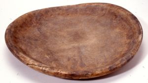 Fisktallrik från Östkarelen, tillverkad i början av 1900-talet. Gammal, till formen flat, fisktallrik gjord av trä.
