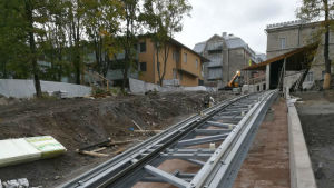 Bergbanan blir en del av Åbo stads kollektivtrafik och går från Slottsgatan 55 upp till Kakolaberget. Invigningen sker 24 maj. Vy av bergbanans bygge i Åbo, spåren leder upp till Kakolabacken.