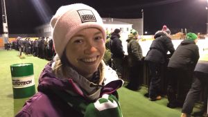 Sofia Skog är ett stort Akillesfan. En ung kvinna i mössa och jacka står invid en bandyrink. Hon ser in i kameran och ler.