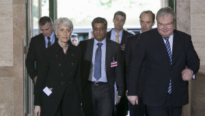 En av USA:s främsta förhandlare, Wendy Sherman, och en, två, tre, fyra ... fem män! Det börjar ta sig, men än har vi långt att gå. Wendy Sherman och fem män. (Wendy Sherman, U.S. Under Secretary of State for Political Affairs, arrived at the United Nations Office at Geneva on Wednesday, June 5, 2013 for talks on Syria.)