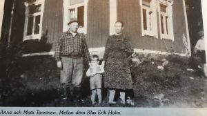 Matti och Anna Tanninen med Klas Erik Holm emellan sig på 1940-talet. Matti och Anna Tanninen med Klas Erik Holm emellan sig på 1940-talet.