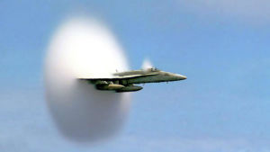 Ett FA18 Hornet går genom ljudvallen.