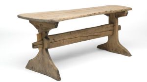 Praktisk balk mellan bordsbenen. Detta bord i furu är från 1713. Träbord från år 1713 med en tvärgående balk mellan bordsbenen.