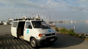 Yle Västnyland deltar också på ett hörn genom att strömma evenemang. Yle Västnylands vita skåpbil som är sändningsbilen då vi sänder utomhus.