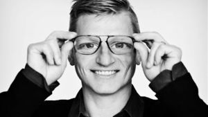 Martin Glaz Serup är aktuell på svenska med essäboken "Läsplatser". Den danska författaren Martin Glaz Serup