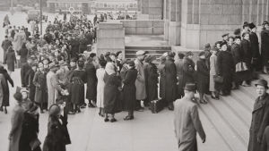 Ihmiset jonottavat pääsyä pois Helsingistä lokakuussa 1939. Ihmiset jonottavat pääsyä pois Helsingistä lokakuussa 1939.