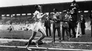 Den niofaldiga olympiska löparmästaren Paavo Nurmi är delad tvåa i antal guld i OS-historien. Endast simmaren Michael Phelps har fler. Paavo Nurmi vinner 1500 meter vid sommar-OS i Paris 1924.