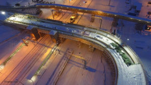 Den gamla bron över järnvägen i Karis revs i somras och i höst ska den nya bron vara färdig. Järnvägsbron i Karis sett från luften.