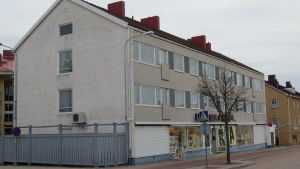 Huset och bokhandeln efter renoveringen. I huset bor ett flertal äldre som måste evakueras till följd av branden. Gata i Mariehamn.