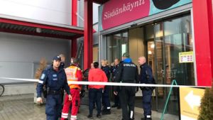 Polisen spärrade av platsen. Ett köpcenter i Kuopio har blivit avspärrat av polisen