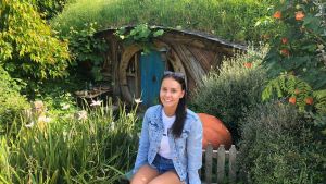 Janen Hobbiton-visiittiä ei nähdä sarjassa. Jane istuu Hobbiton-kylän kuavuspaikalla mökin edessä.