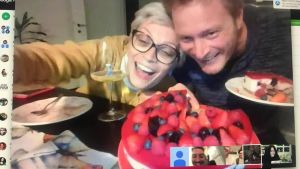 Ulf Nygrens födelsedag firades via videochat. Ulf Nygren och hans flickvän och vänner firar Ulfs födelsedag med distansparty via videochat.