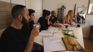 Boodi Kabbani, Hanan Sneih, Cecilia Paul och Ann-Louise Gauffin har de senaste veckorna framfört pjäsläsningen "Tillståndet": Boodi Kabbande, Hanan Sneih, Cecilia Paul, Alexandr Foy och Ann-Louise Gauffin framför en läsning av pjäsen Tillståndet.