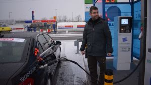 Taxiföretagaren och bilimportören Deniz Söderström tror att gasbilarna blir mer populära i framtiden. Gasbil tankas.