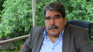 Salih Muhammad från det kurdiska PYD-partiet säger att representanter för Sveriges, Norges och Danmarks utrikesministerier har besökt lägret al-Hol, men ännu ingen från det finska utrikesministeriet. Salih Muhammad är man med stor mustasch och glasögon. På bilden är han klädd i kostym.
