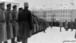 Viron armeijan ylipäällikkö vastaanottaa ensimmäiset suomalaiset vapaaehtoiset sotilaat Räävelin torilla Tallinnassa 30.12.1918.