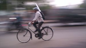 Höga hastigheter är en av cyklistens synder enligt polisen och Trafikskyddet Man cyklar snabbt på cykel