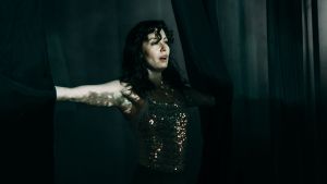 Nattens drottning. På bilden Maija Andersson. Foto från Sudenmorsian på Teater Avoimet Ovet.