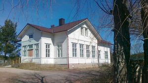 Just nu finns ingen verksamhet i Hyppeis värdshus. Hyppeis gamla skola är till salu.