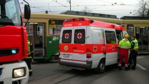 Det kan ta flera minuter för ambulansen att nå fram. bild på ambulans vid en trafikolycka i Helsingfors