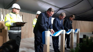 President Sauli Niinistö klipper det blåvita bandet vid invigningen President Niinistö klipper det blåvita bandet när fabriken i Äänekoski invigs.