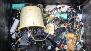Forskarna samlade in skräp som de stötte på med trettio fartyg. Plastskräp som har samlats ur havet.